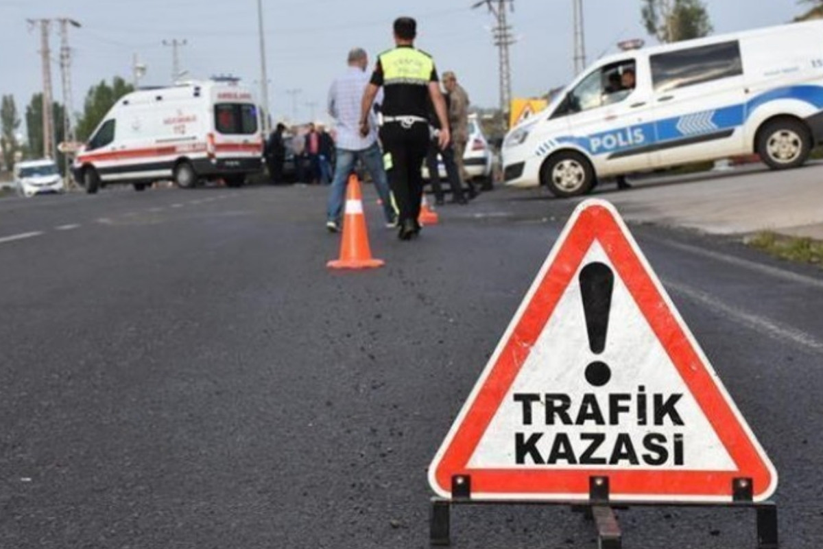 Anadolu Otoyolu’nda hafif ticari araç ile minibüs çarpıştı: 3 ölü
